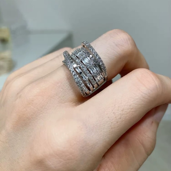 Elegant Zirconia Diamond Crystal Band Silver Ring - Picture 7 of 16
